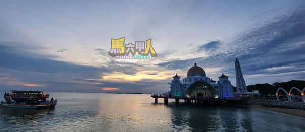 ■一些游客乘坐游艇出海欣赏日落，即从海上视角欣赏古城的另一面。