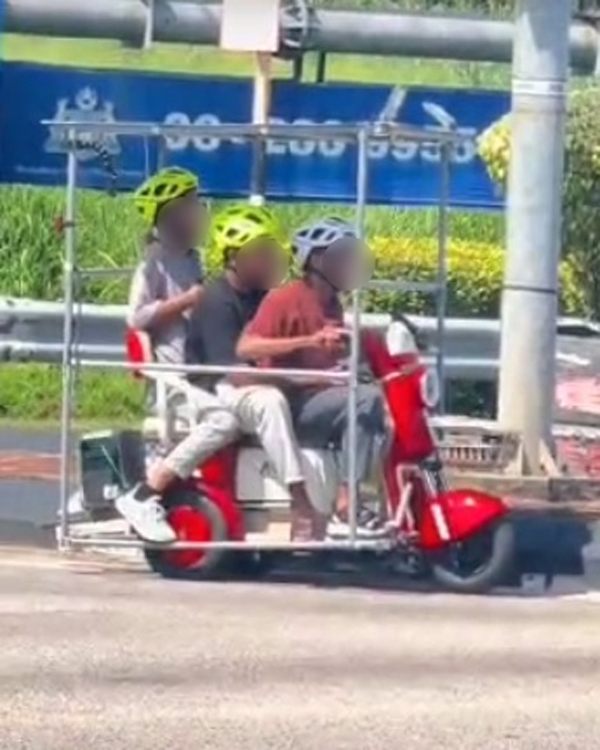 3人在繁忙道路违法共乘微型交通工具。(档案照)