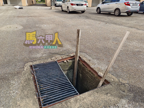 ■沟渠置放木棍作为提醒,避免他人坠入“陷阱”。