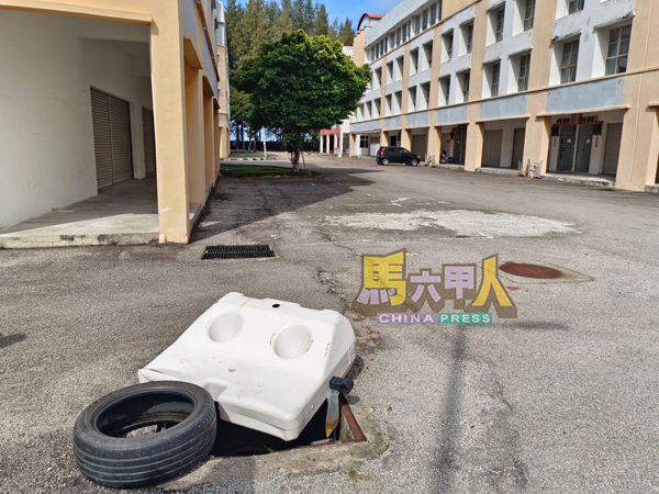 ■一名摩哆骑士差点跌入沟坑,事后在现场置放障碍物,而约100公尺就是许多游客来参观的水上清真寺。