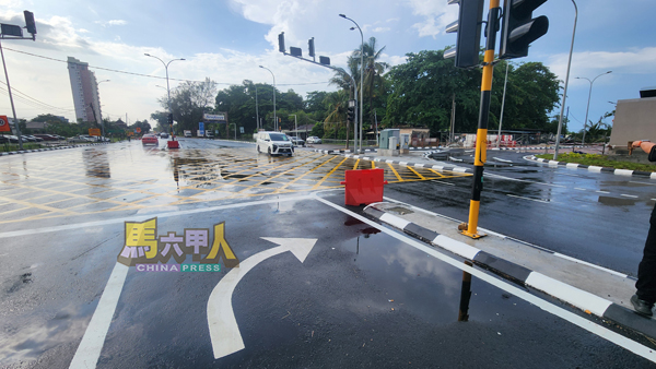 ■十字路口的道路上画着“可右转”箭头，但对面无路可驶，令人感到混淆。