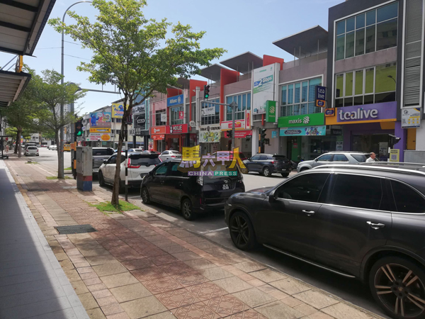 ■商家建议拆除路边的人行道,有助增加泊车位。