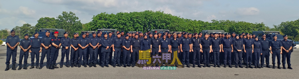 甲州警方举办轻型防暴队(LSF)基础课程,在结业礼后,参与课程的警察人员与警队高官合照。