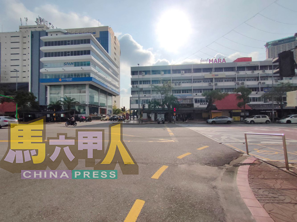 ■摩哆等候格其中一处位于马六甲水务公司大厦前，另一个则在该大厦对面的格拉哈马祖路人民银行前。