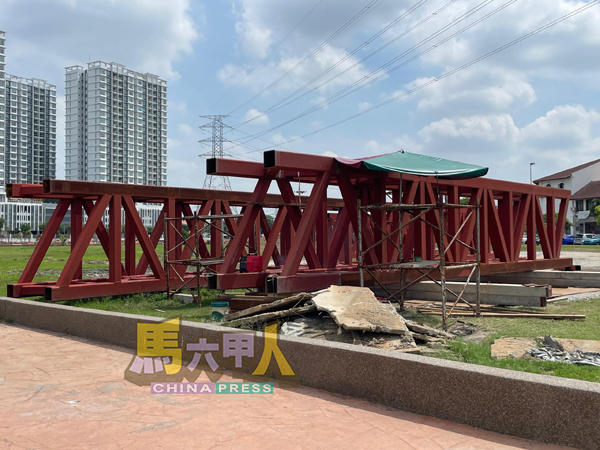 ■跨河桥桥身运抵河畔,现场也有工作人员进行焊接工作。