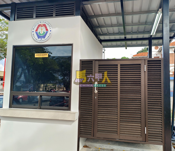 ■公厕将与以往一样属于收费性质，柜台还未张贴收费表。