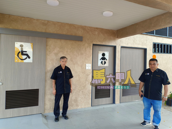 ■雷宝翔（右）说，经升级后的公厕增设残疾人士专用厕所及亲子厕所，左为陈劲源。