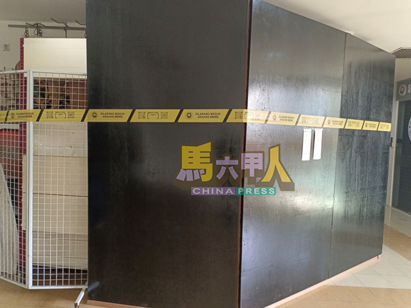 被查封的摊位拖欠租金,目前禁止营业。