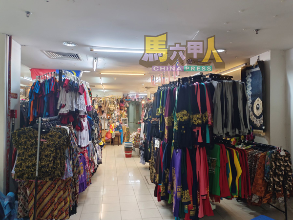 摊位所售商品包括手工艺品、服饰及土产等。