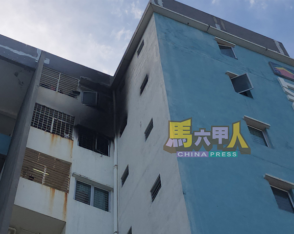 失火单位位于组屋6楼,从外可见该窗口被熏黑,窗口的玻璃也洒落满地,同时,7楼窗口也受波及。