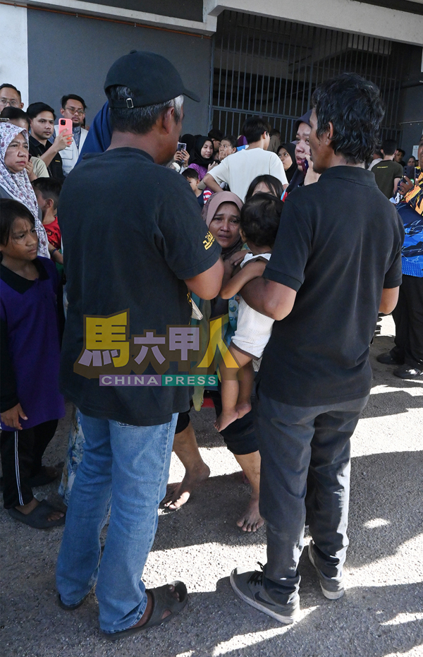 死者母亲希蒂查哈拉(坐者)救出1岁幼儿(丈夫抱着),却来不及救出4岁男儿。