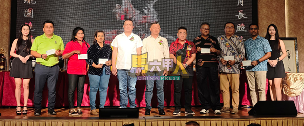 ■显灵宫移交义款。右2起是华山达马兰、郭尚铿、莱、赵世雄、余江福、许喃发、蒂薇、玛丽嘉及王明华。