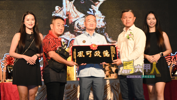 ■余江福(右2起)赠送贺匾给邱培栋。左2是赵世雄。