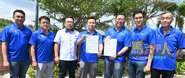 马华4地方政府党鞭及市议员召开记者会。右起是陈志成、古启民、邓永森、蔡求伟、唐楠峰、李春沅及彭传丰。