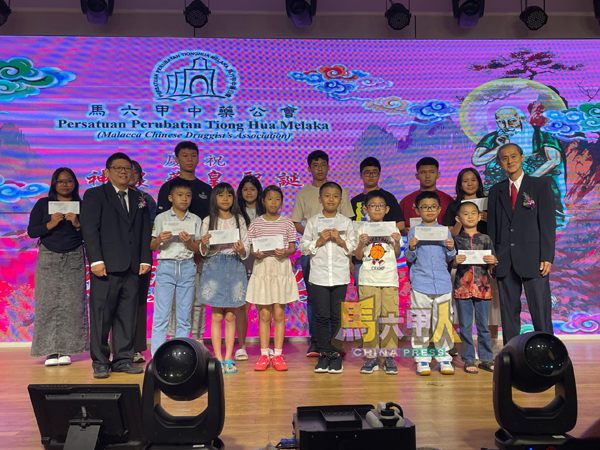 ■廖坚佑(左2)及廖茂崇(右)联合颁发2025年会员子女奖励金给获奖学生。
