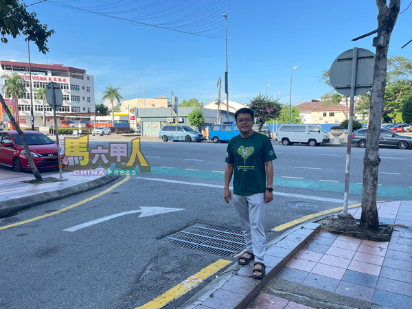 ■李春沅向市政厅交通小组建议,在路口处增设禁止左转告示牌,以提醒驾驶人士遵守交通规则。