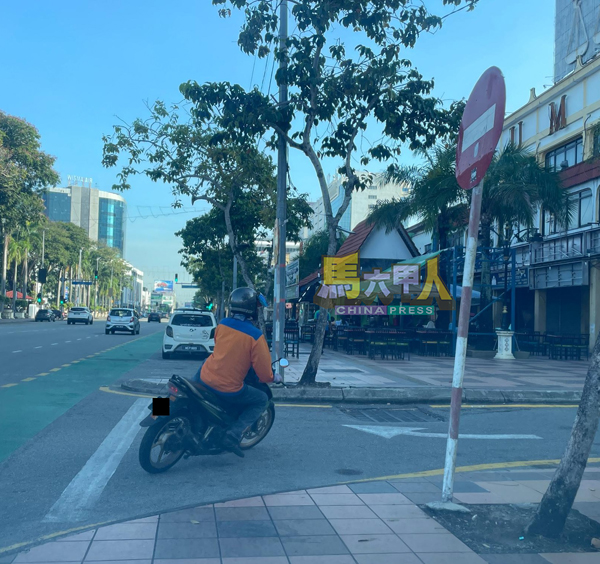■记者在短短数分钟内,目睹许多摩哆骑士在捷径逆行。