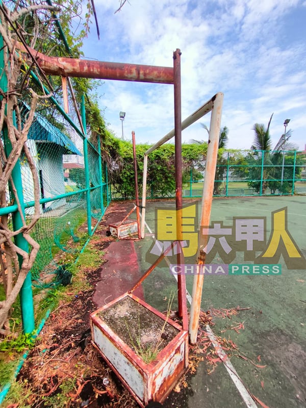 ■足球龙门生锈且明显倾斜,移动式篮球架仅剩铁架,篮框不知所终,整座球场看来早已形同虚设。