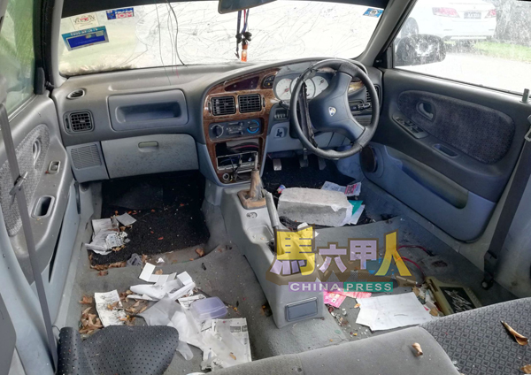 泊放在花园住宅区的一辆旧车,零件已被偷,车内也留下相信砸破车镜的大石块。