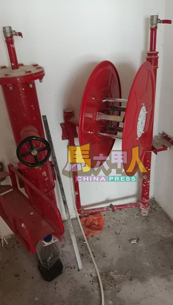 古鲁蒙人民组屋的消防水管、消防栓疑遭到破坏,消导致火灾救援工作受阻。