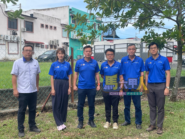 马六甲马华市议员召开记者会,回应甲市区国会议员邱培栋宣称MyKiosk销售亭计划由“地方政府全权负责招标与建造”的说法。左起为唐楠峰、骆慧茹、蔡求伟、李春沅、陈志成及古启民。