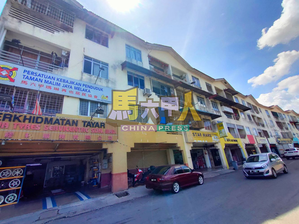 ■玛琳再也阿峇迪国花组屋B座近来走廊公共照明设备每晚只亮2句钟，居民摸黑上下楼梯，担心意外发生。