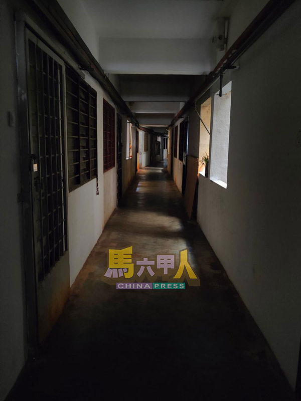 ■国花组屋B座从底层往一楼的楼梯间在白天已经很暗，晚上若没有照明设备，根本看不见阶梯。