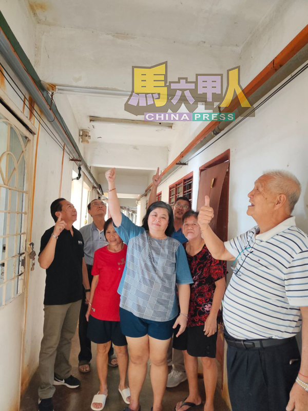 ■一些居民为了安全，自掏腰包在住家门口安装灯管。后左起陈志源、林兴南、林文福；右是林庆兴。前排左起为张瑞娟、何玉萍及区美凤