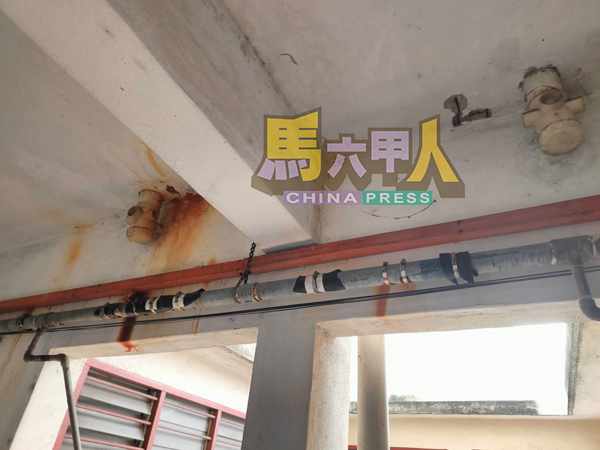■水管老旧生锈，修补的情况如贴膏药布。