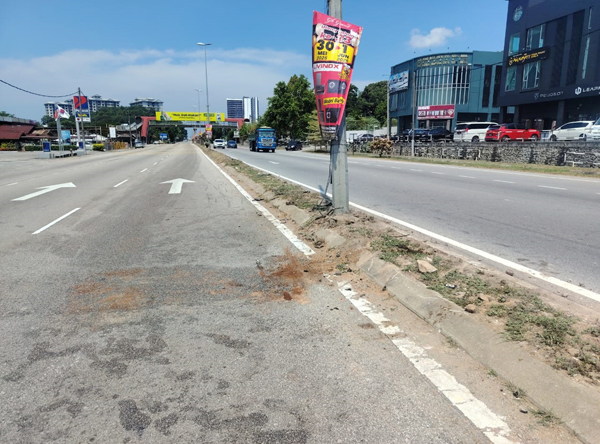 ■轿车未知何故失控,撞击路中央安全岛及路灯。