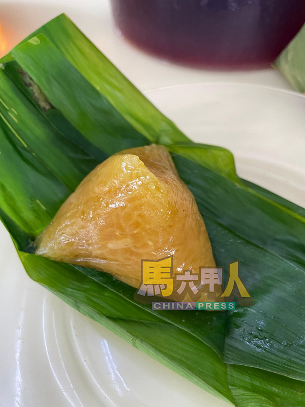 ■迈慕娜包裹的碱水粽色泽透亮,散发独特清香。