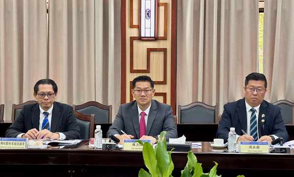 林万锋(中)到中国广西民族大学访问。