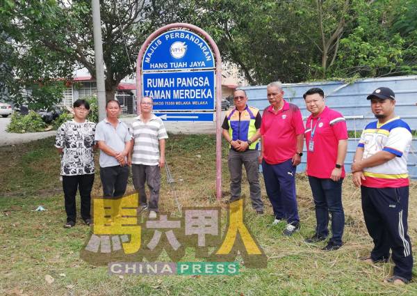 符龙川(右2起)与沙尼,参与默迪卡花园组屋区清洁活动。