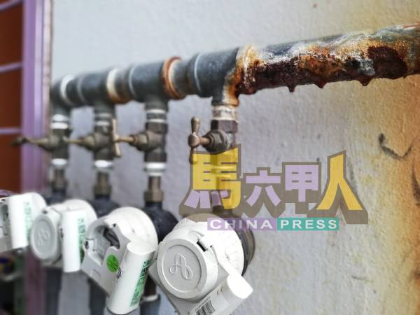 组屋水管生锈漏水。