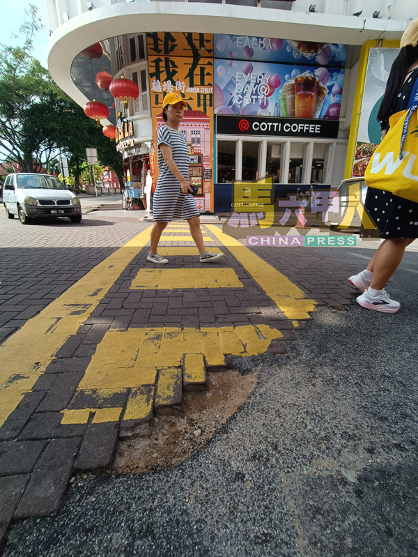 ■路面出现凹陷问题,每天有不少游客及市民被绊倒。