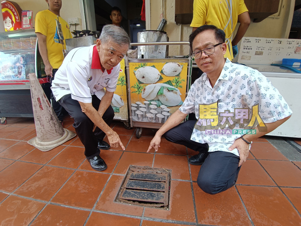 ■市政厅已委任承包商展开更换沟盖工作,右起为刘志俍及陈劲源。