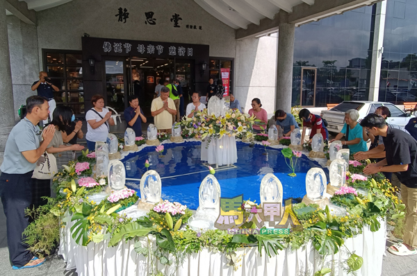 民众虔诚参与浴佛仪式,祈愿身心清净、社会祥和。