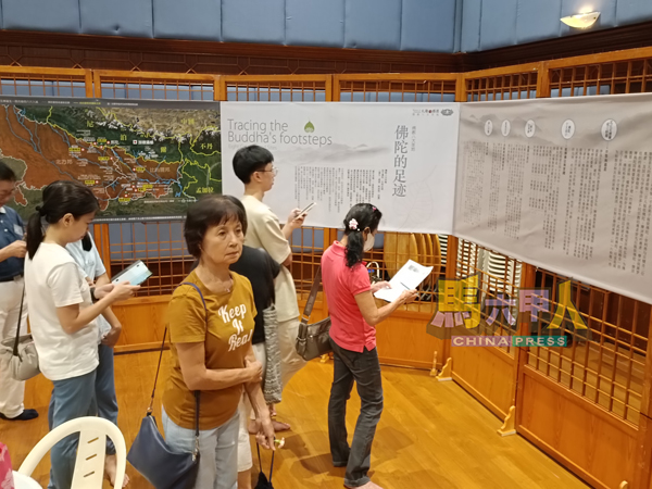 民众参观佛陀足迹展,静心感受佛陀一生的行迹与智慧。