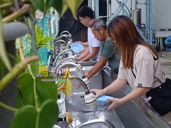 用餐后,民众自觉清洗碗盘,落实环保与自主精神,展现公德与美德。