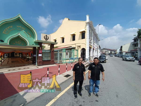 雷宝翔（右起）与陈劲源提醒公众，三宝井天猛公路的锡克庙将于本周五起一连3天举行活动，部分路段将受影响，敬请留意。