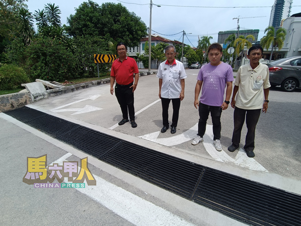 哥打拉沙马那第二期花园2/8路获市政厅新建沟渠,料能改善当地的水灾困扰。右起是廖盛强、朱智威、陈劲源及邱宜树。