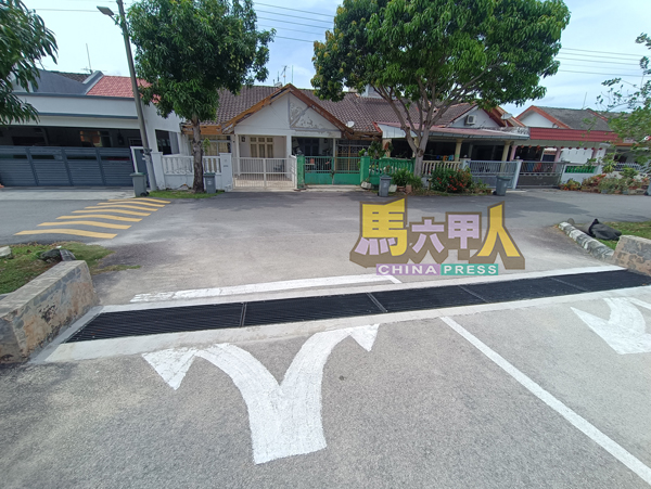 原为2/8路斜坡的草地提升为有盖沟渠后,雨水将不再直冲入对面的住家。