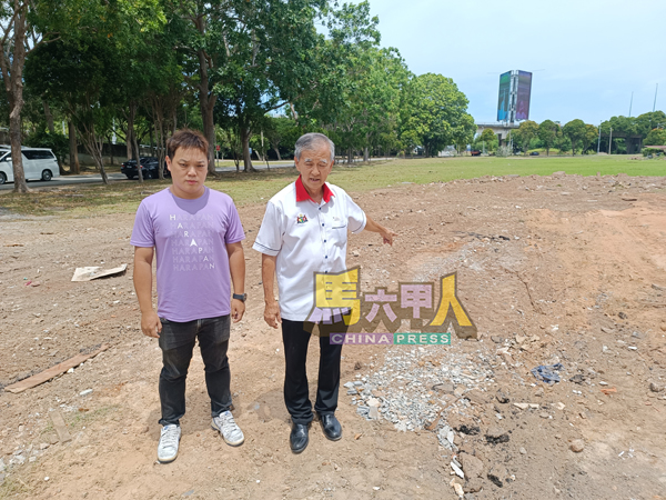 陈劲源(右起)在朱智威陪同下,指南方环保公司已完成清理工作。