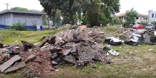 哥打拉沙马那1/1路旁一处私人空地长期被非法丢弃大量建筑废料,严重影响市容。
