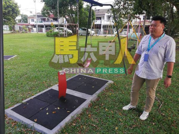 符龙川查看其中一个损坏和待修的秋千铁链。