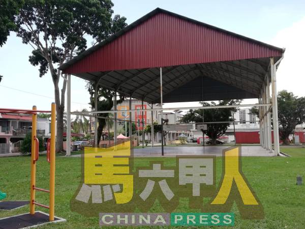 休闲与儿童游乐场建设有盖篮球场与活动中心，方便居民使用。