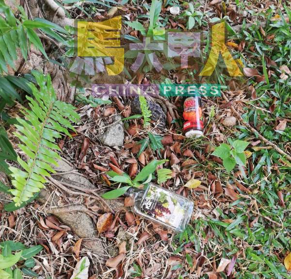 草场留下酒瓶和玻璃瓶。