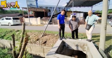 废置路段成非法垃圾场  沟塞雨水满溢淹入工厂