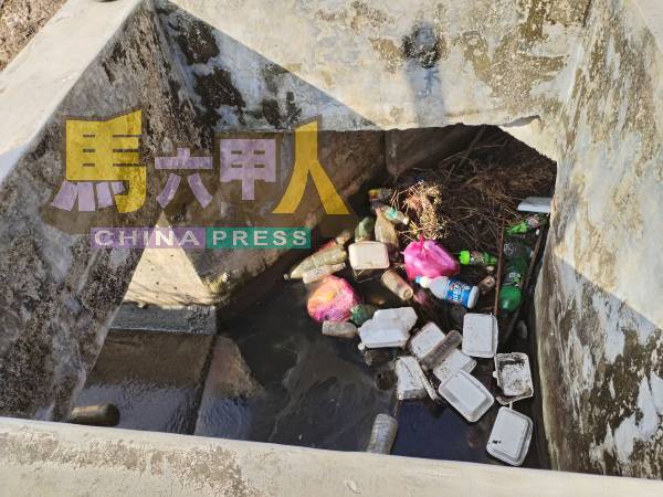 沟内满是垃圾，阻碍了排水。