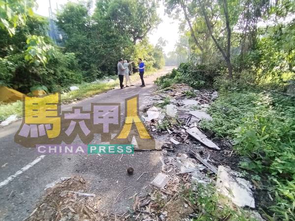 废置的一条工业区路,已沦为非法垃圾场。